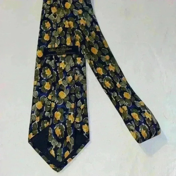 Brooks Bothers 100% silk tie. - Picture 3 of 4